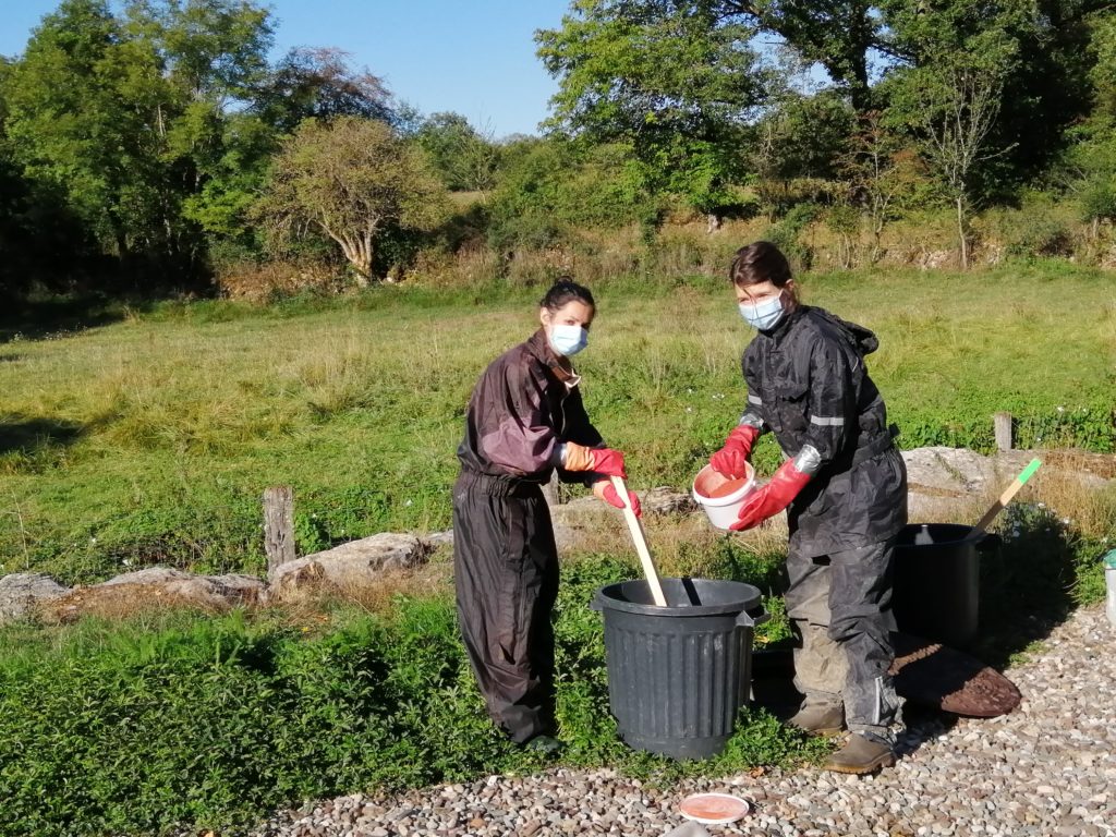 2020 Hydrogéologie traçage Calligée Aveyron - Nos hydrogéologues Hélène Mennechet et Clémentine Bossa sont aux commandes