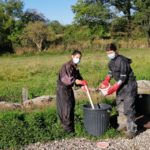 2020 Hydrogéologie traçage Calligée Aveyron - Nos hydrogéologues Hélène Mennechet et Clémentine Bossa sont aux commandes